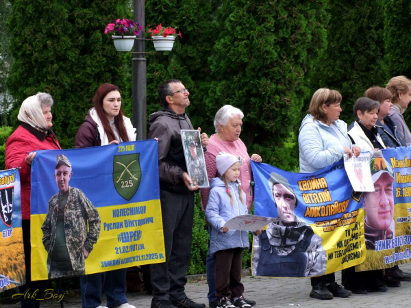 «Чекаємо кожного»: у Шумську провели акцію на підтримку військових (фото)