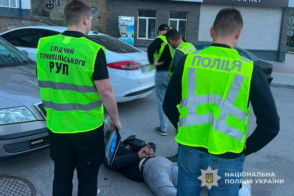 Розсилав друзям: у Тернополі 55-річний чоловік шантажував колишню відеоматеріалами їхньої близькості (фото)