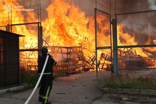 Харківщина під масованою ворожою атакою, сталися пожежі, руйнації будівель, є постраждалі (фото, відео)