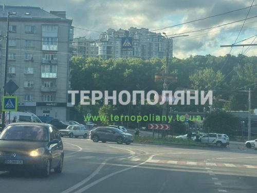 На кільці біля «Маяка» у Тернополі сталася ДТП за участю авто та скутера (фото)