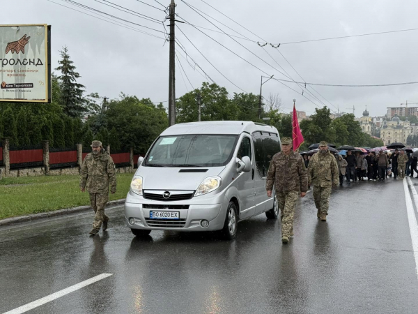 Поранення виявились смертельними: в останню дорогу провели воїна з Петриків Юрія Луханіна (ФОТО)