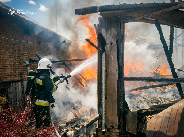Горіли гараж та господарська будівля: сталися пожежі у Чортківському районі