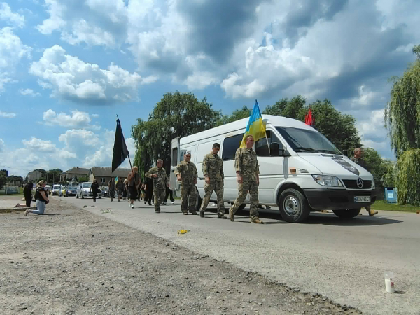 У Колиндянській громаді попрощалися із загиблим захисником Анатолієм Гайванюком (фото, відео)
