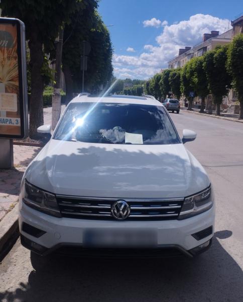 Дорогі авто не звільняють від правил: у Чорткові штрафують порушників паркування (фото)