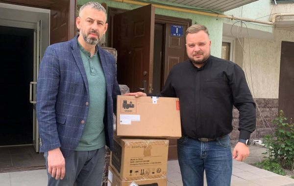 Ноутбук та EcoFlow: тернопільські волонтери підтримали військових капеланів (фото)