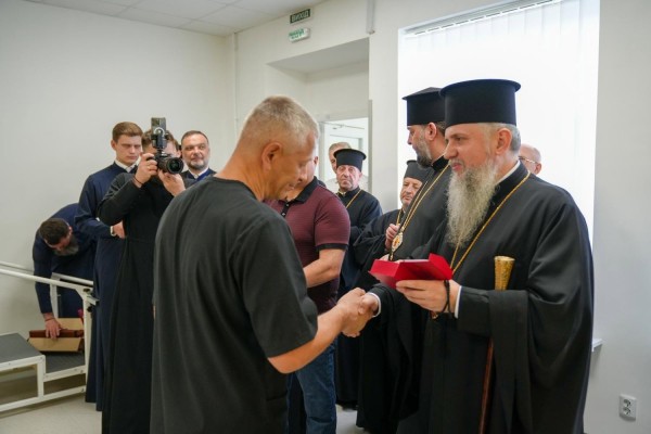 Митрополит Епіфаній разом із очільником ОВА відвідали поранених воїнів у лікарні на Тернопільщині (фото)