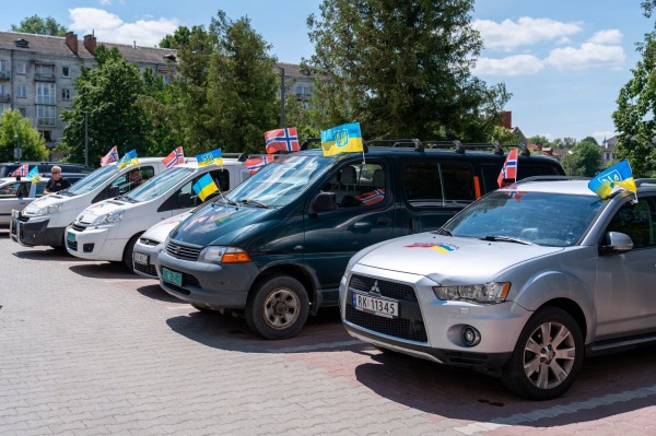 Ще 8 авто для фронту: у Тернополі передали допомогу з Норвегії для ЗСУ (фото)