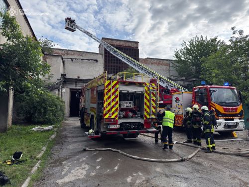 У Тернополі понад чотири години гасили масштабну пожежу на підприємстві (фото, відео)