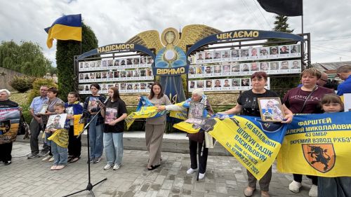 У Кременці відкрили «Алею Надії» для військових, які перебувають у полоні або вважаються зниклими безвісти (відео)