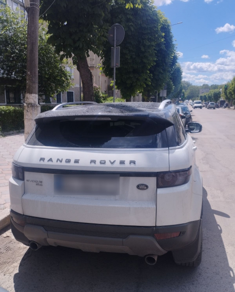 Дорогі авто не звільняють від правил: у Чорткові штрафують порушників паркування (фото)