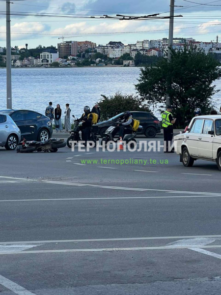 На кільці біля «Маяка» у Тернополі сталася ДТП за участю авто та скутера (фото)