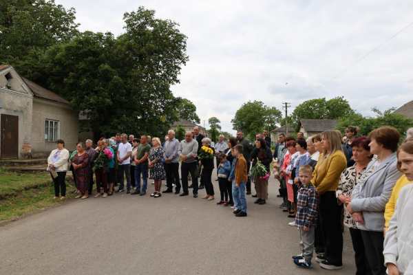 Меморіальну дошку полеглому воїну Роману Шугиті відкрили у Йосипівці (ФОТО)