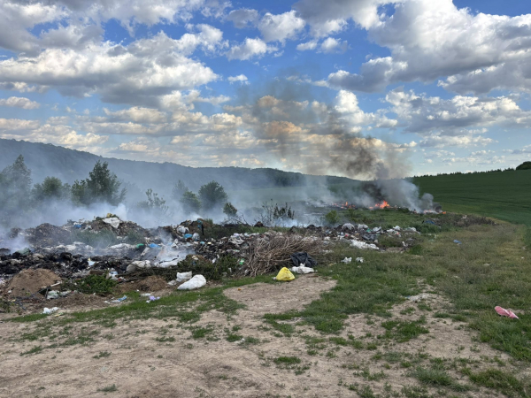 У селі на Тенопільщині вдруге з початку року підпалили сміттєзвалище (фото)