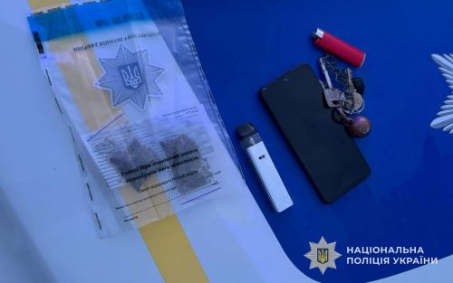 У жительки Тернополя та мешканця Бережан посеред вулиці знайшли наркотики