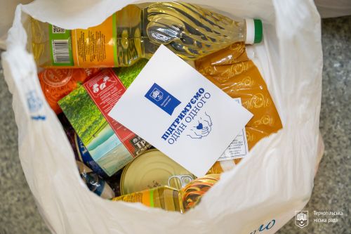 Продуктові набори для найбільш вразливих мешканців Тернополя: триває соціальна підтримка (фото)