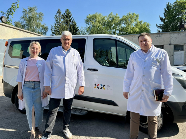 Дитяча лікарня Тернополя отримала мікроавтобус від благодійників із Німеччини (фото)