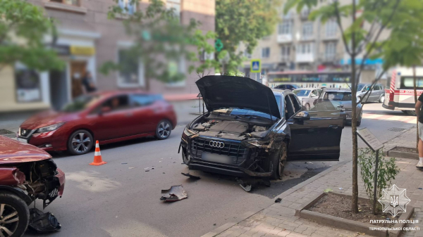 У центрі Тернополя п’яна водійка Audi влаштувала ДТП за участю трьох авто (фото)