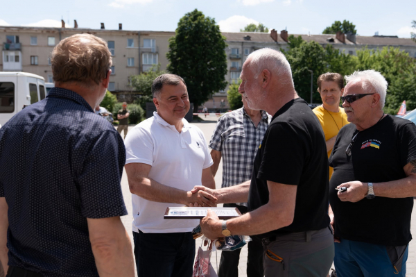 Ще 8 авто для фронту: у Тернополі передали допомогу з Норвегії для ЗСУ (фото)