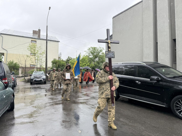 Поранення виявились смертельними: в останню дорогу провели воїна з Петриків Юрія Луханіна (ФОТО)