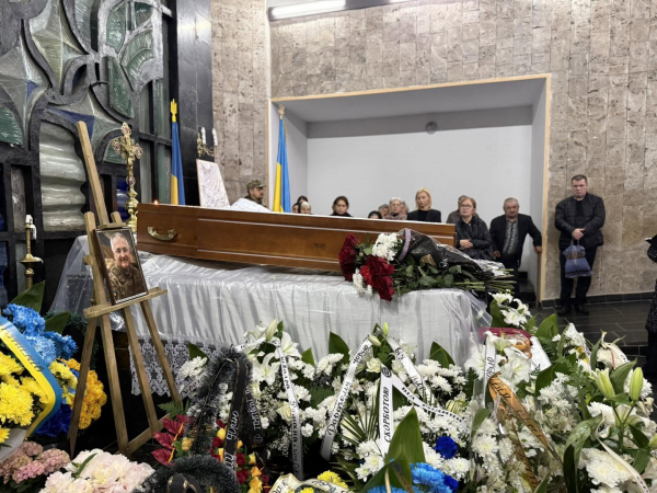 Поранення виявились смертельними: в останню дорогу провели воїна з Петриків Юрія Луханіна (ФОТО)