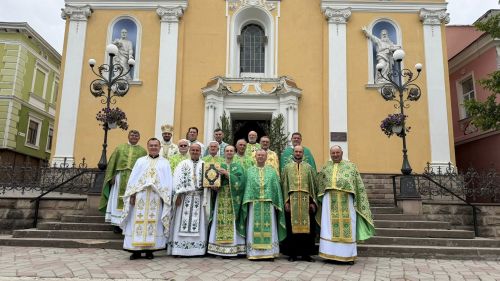 Більше 4 століть першої згадки про церкву: у Бережанах з нагоди свята зібралися 22 священники УГКЦ (фото)