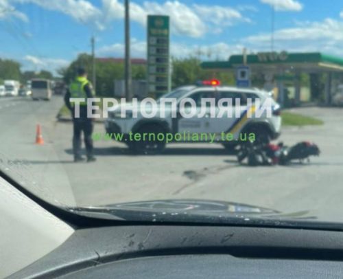 ДТП за участі мотоцикла та мікроавтобуса трапилась у Тернополі біля авторинку (фото)