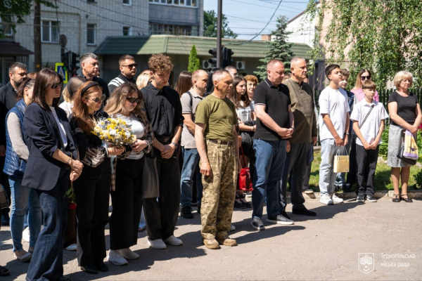 У рідній школі тернопільського воїна Ігоря Ніздропи відкрили меморіальну дошку (фото)