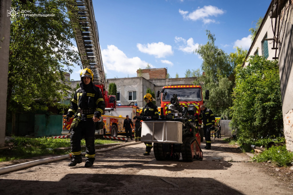 У Тернополі понад чотири години гасили масштабну пожежу на підприємстві (фото, відео)