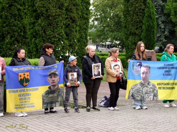 «Чекаємо кожного»: у Шумську провели акцію на підтримку військових (фото)