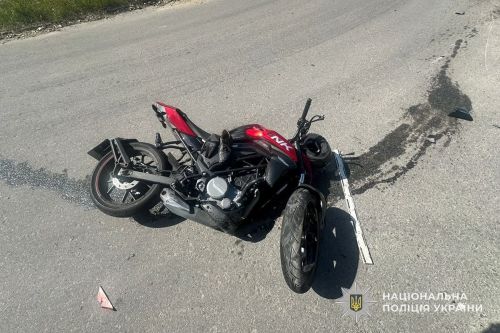 Мотоциклістка врізалася в авто попереду: ДТП з потерпілими у Тернополі