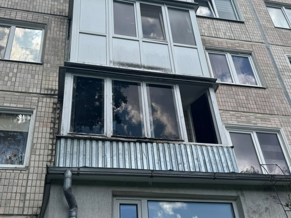 Потрощена квартира і речі під вікнами: поліція показала наслідки ранкового інциденту на Бандери у Тернополі (фото, відео)