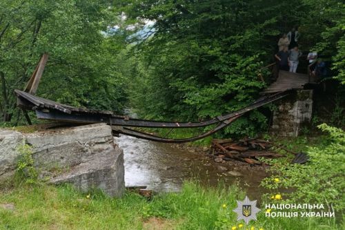 В Чернівецькій області обвалився міст разом із дітьми (відео)