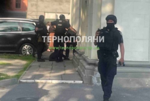 Біля Катедрального собору в Тернополі сталася бійка: одного з чоловіків затримала поліція (фото)