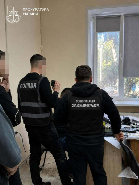 Обшуки на Тернопільщині: викрили діяльність банди, яка спекулювала на продажі деревини (ФОТО)