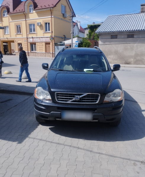 Дорогі авто не звільняють від правил: у Чорткові штрафують порушників паркування (фото)
