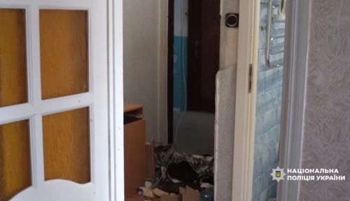 Потрощена квартира і речі під вікнами: поліція показала наслідки ранкового інциденту на Бандери у Тернополі (фото, відео)