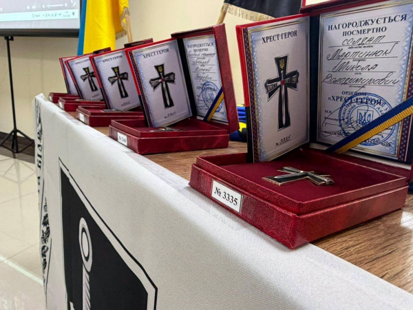 Сестри воїна з Кременеччини отримали почесну відзнаку «Хрест Героя» (фото)