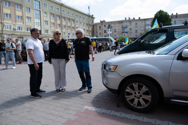 Ще 8 авто для фронту: у Тернополі передали допомогу з Норвегії для ЗСУ (фото)