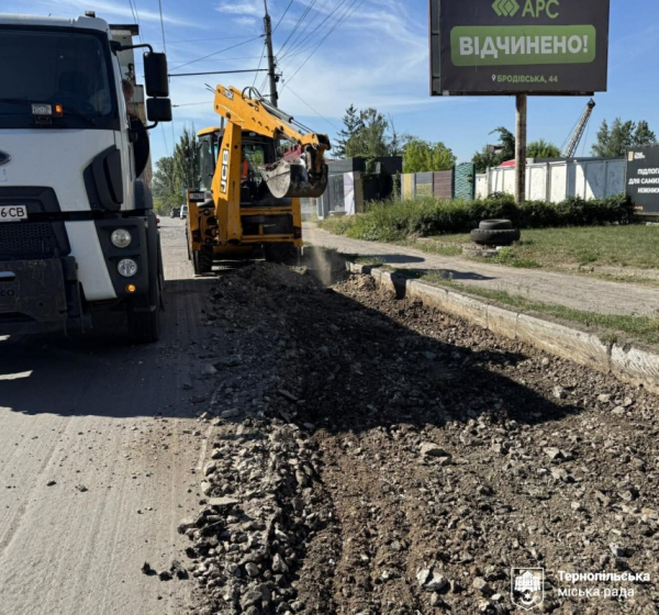 Облаштовують перехрестя з круговим рухом, ремонтують дороги і тротуари у Тернополі: деталі