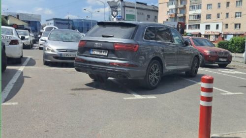 Одне авто – три паркомісця: у Тернополі помітили майстра паркування