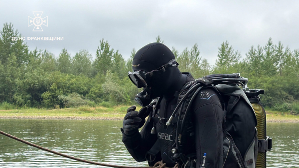 Тернопільські водолази шукають у Дністрі зниклого 13-річного підлітка (фото, відео)