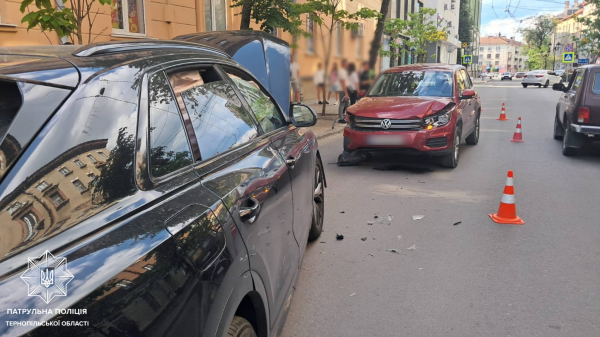 У центрі Тернополя п’яна водійка Audi влаштувала ДТП за участю трьох авто (фото)