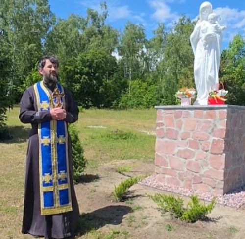 На горі у Кременці освятили фігуру Богородиці з немовлям (відео)