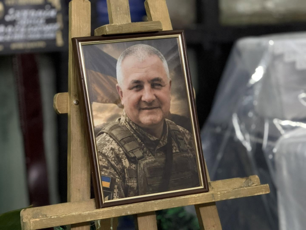 Поранення виявились смертельними: в останню дорогу провели воїна з Петриків Юрія Луханіна (ФОТО)