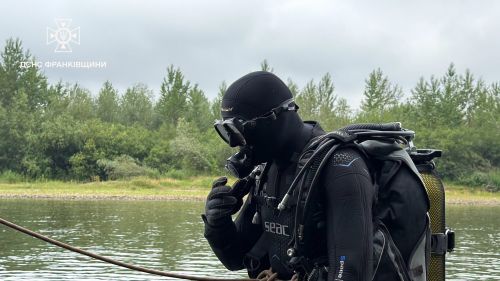 Тернопільські водолази шукають у Дністрі зниклого 13-річного підлітка (фото, відео)