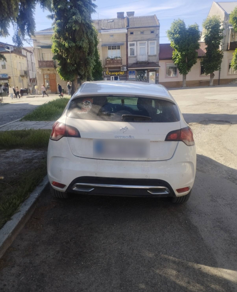 Дорогі авто не звільняють від правил: у Чорткові штрафують порушників паркування (фото)