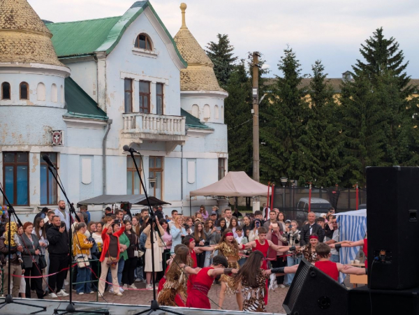 У Підволочиську відбувся благодійний фестиваль Зеленого борщу на підтримку ЗСУ (фото)