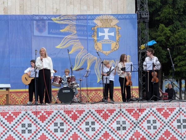 У Підволочиську відбувся благодійний фестиваль Зеленого борщу на підтримку ЗСУ (фото)
