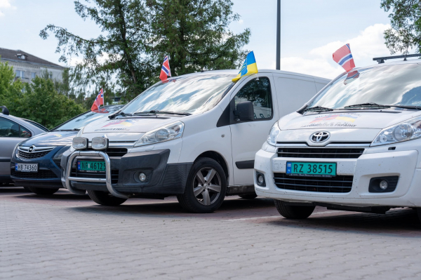Ще 8 авто для фронту: у Тернополі передали допомогу з Норвегії для ЗСУ (фото)