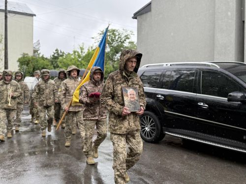 Поранення виявились смертельними: в останню дорогу провели воїна з Петриків Юрія Луханіна (ФОТО)